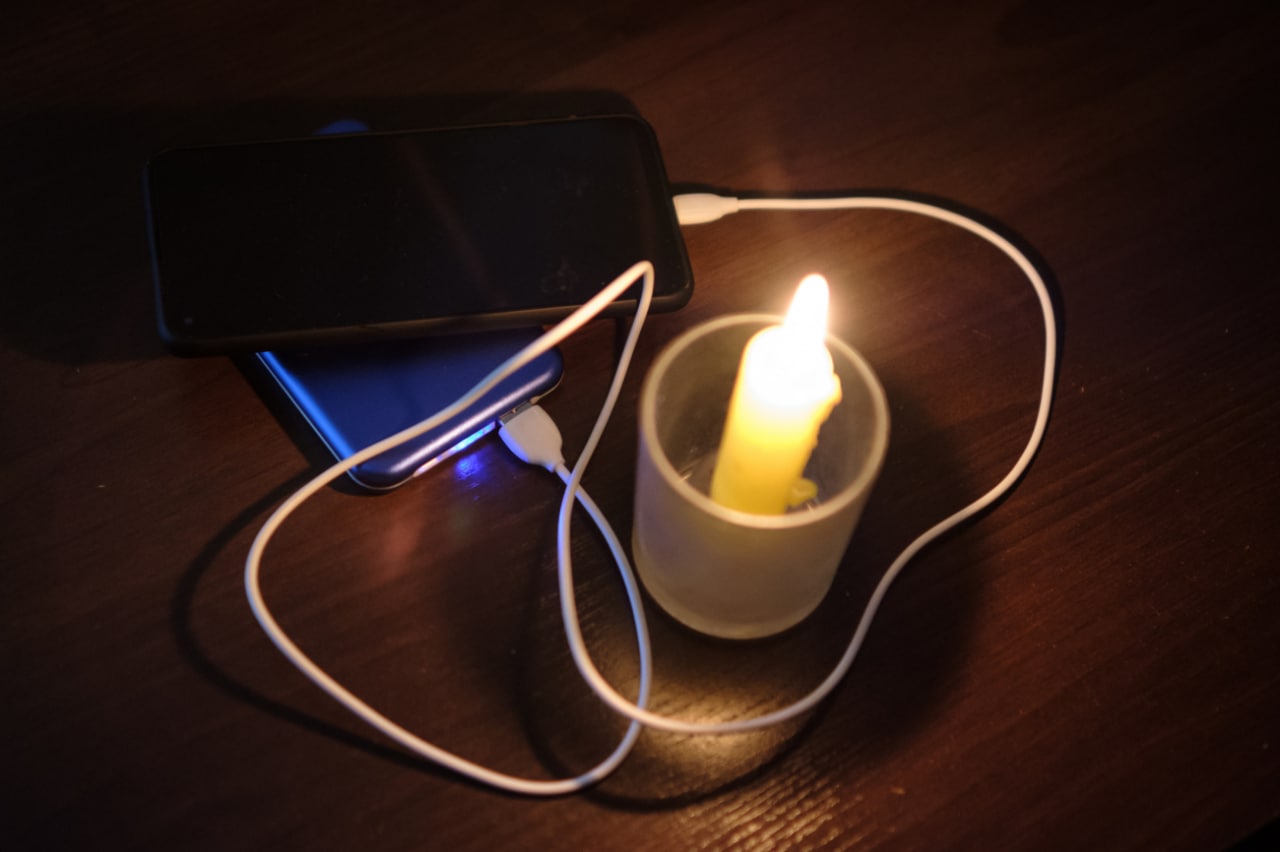 Без связи, воды и еды. Какие могут быть проблемы у украинцев из-за перебоев со светом